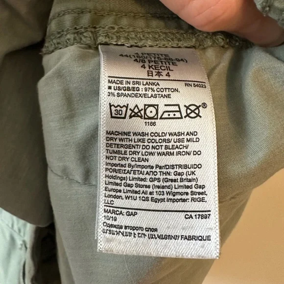 GAP Women's Green Shorts - Picture 4 of 4